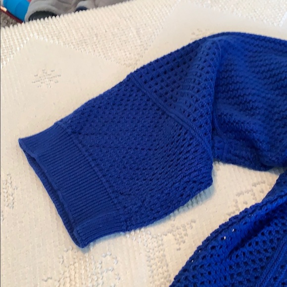 Blue perforated, crop sweater - Picture 4 of 4
